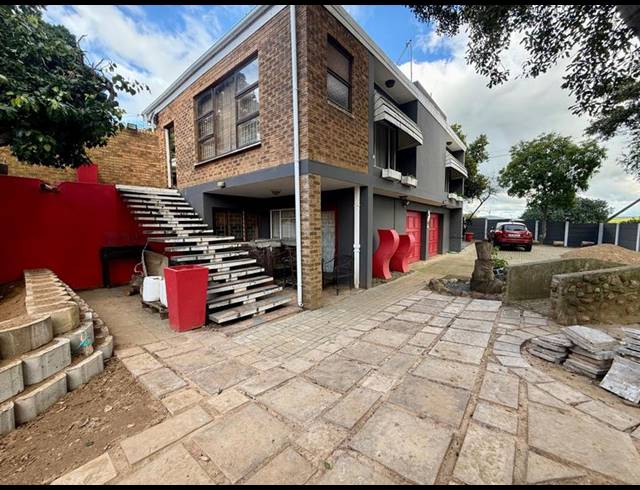 4 BEDROOM HOUSE FOR SALE IN BERGZICHT